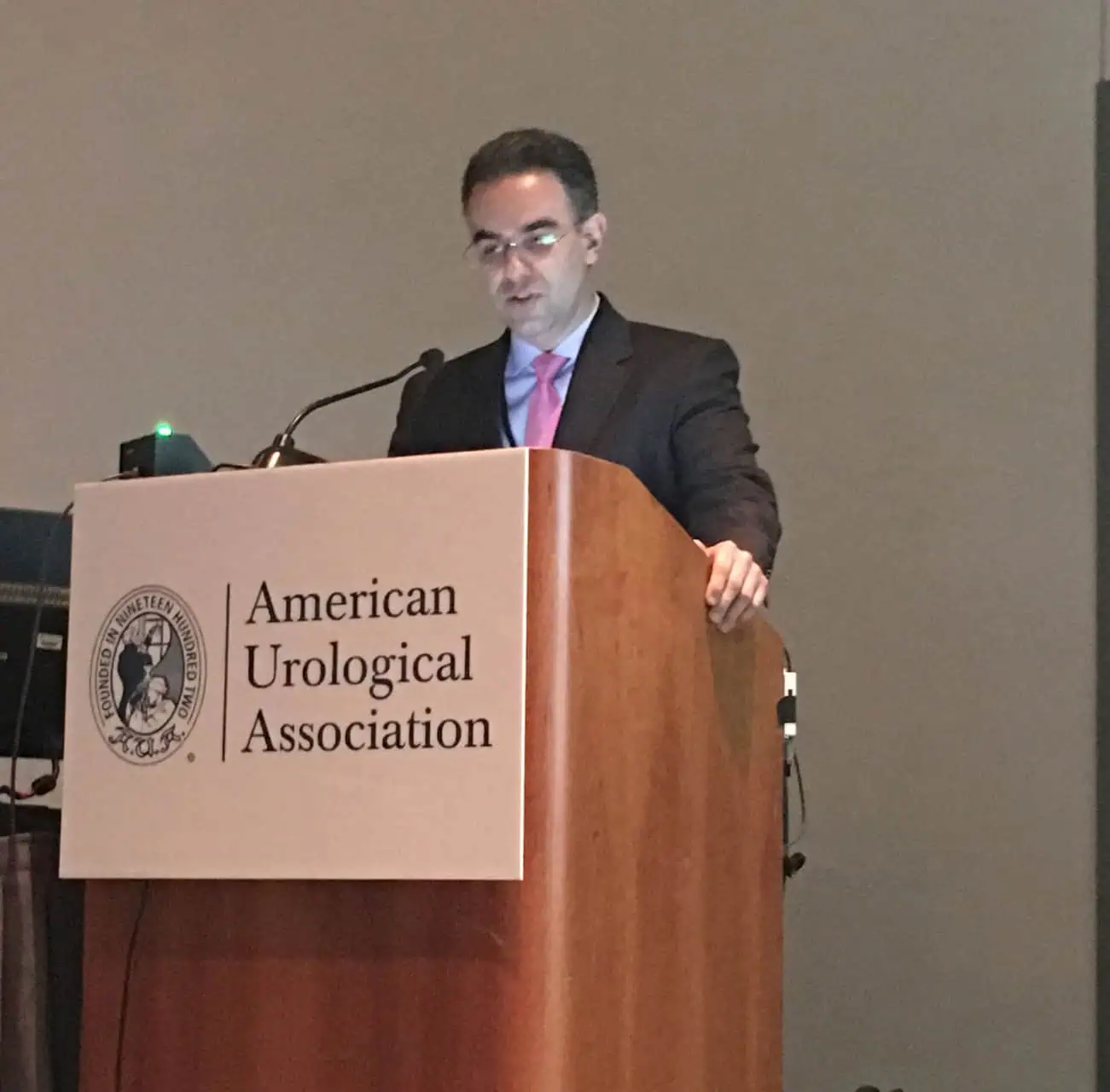 Alexandre Miranda, médico, palestrando na conferência da American Urological Association.